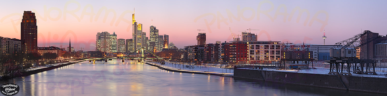 Frankfurt am Main - Die Skyline von der Deutschherrnbrcke aus zur blauen Stunde - p405 - (c) by Oliver Opper