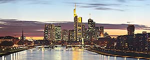 Frankfurt am Main - Die Skyline von der Deutschherrnbrcke am Abend - p406