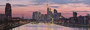 Frankfurt am Main - Die Skyline von der Deutschherrnbrcke bei Nacht - p407
